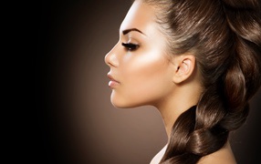 Красивая девушка шатенка с косой