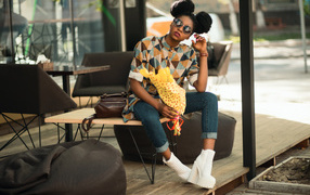 Темнокожая девушка с букетом желтых тюльпанов