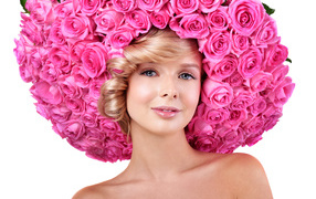 Голубоглазая блондинка с розовыми розами на белом фоне 