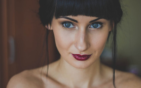 Яркая брюнетка с красными губами 