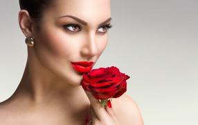 Яркая стильная девушка с красной розой в руке