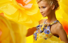 Нежная блондинка в сарафане на фоне цветов