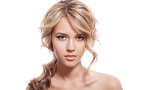 Нежная блондинка на белом фоне