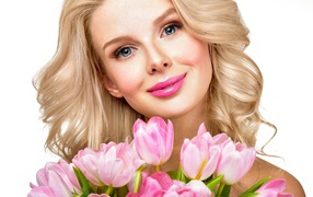 Нежная блондинка с букетом розовых тюльпанов