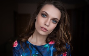 Нежная голубоглазая шатенка 