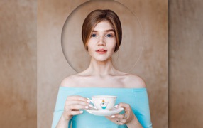 Нежная голубоглазая девушка с чашкой 