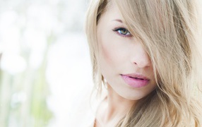 Нежная кареглазая девушка с длинными белыми волосами