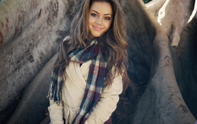 Нежная шатенка с шарфом на шее 