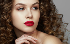 Нежная шатенка с красными губами