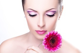Нежная девушка с розовым цветком герберы на белом фоне