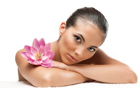 Нежная девушка с розовым цветком лотоса на белом фоне