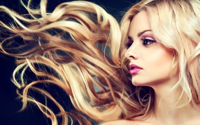 Эффектная длинноволосая блондинка с макияжем