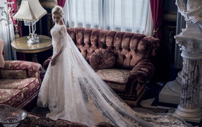 Девушка невеста в красивом белом платье в комнате