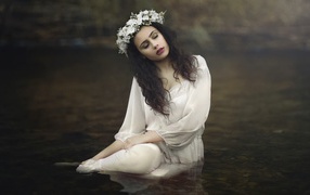 Девушка в красивом белом платье в воде