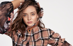 Модель Миранда Керр на белом фоне