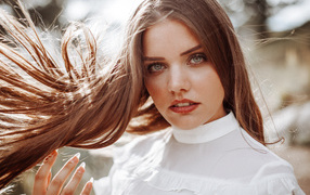 Рыжеволосая девушка с распущенными длинными волосами