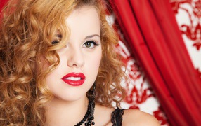 Рыжеволосая зеленоглазая девушка с красными губами