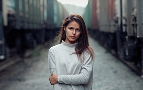 Грустная шатенка с карими глазами