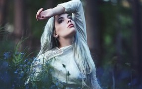 Грустная молодая блондинка в голубых цветах