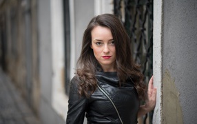 Стильная девушка брюнетка в черной кожаной куртке