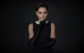 Стильная девушка в маленьком черном платье