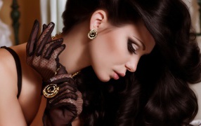 Стильная длинноволосая брюнетка с дорогими украшениями