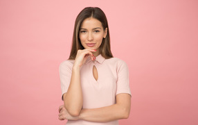 Стильная молодая девушка на розовом фоне 