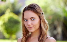 Нежная голубоглазая шатенка с заколкой в волосах 