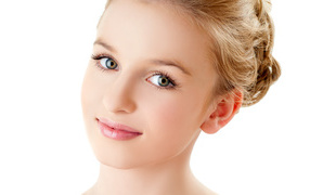 Нежная милая девушка лицо крупным планом на белом фоне