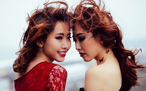 Две девушки азиатки с ярким макияжем 