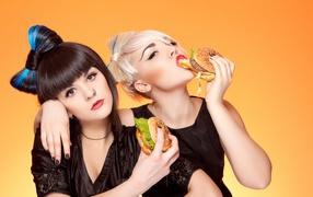 Две девушки с ярким макияжем с гамбургерами