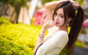 Молодая азиатка с часами на руке