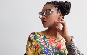 Молодая красивая темнокожая девушка в очках 