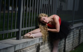 Молодая красивая девушка балерина делает растяжку