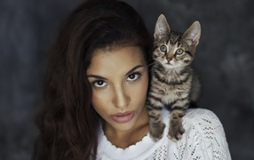 Молодая красивая девушка с серым котенком на плече