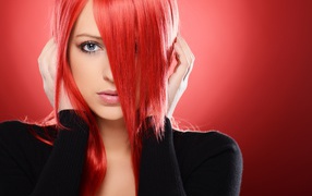 Молодая голубоглазая девушка с крашеными волосами