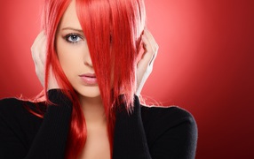 Молодая голубоглазая девушка с крашеными волосами