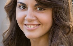 Молодая кареглазая брюнетка с очаровательной улыбкой