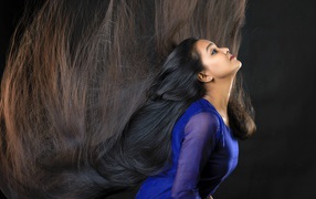 Молодая девушка брюнетка с длинными волосами 