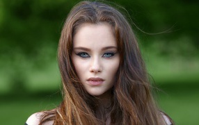 Молодая девушка с красивыми накрашенными глазами 