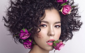 Молодая девушка с кудрявыми волосами с розами