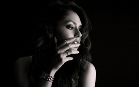 Молодая девушка с украшениями на руке черно-белое фото