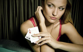 Молодая девушка с двумя тузами в руке