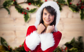 Красивая девушка брюнетка в новогоднем костюме