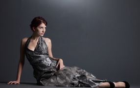 Американская модель Сьюзен Коффи в красивом платье на сером фоне