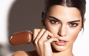 Американская топ модель Кендалл Дженнер с мороженым в руках