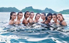 Красивые девушки модели в воде