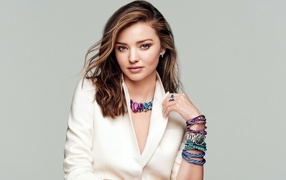 Красивая модель Миранда Керр фото на сером фоне