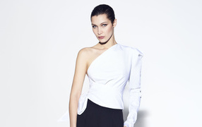 Популярная модель Белла Хадид в белой рубашке на сером фоне