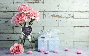 Букет розовых гвоздик и подарок на День матери 
